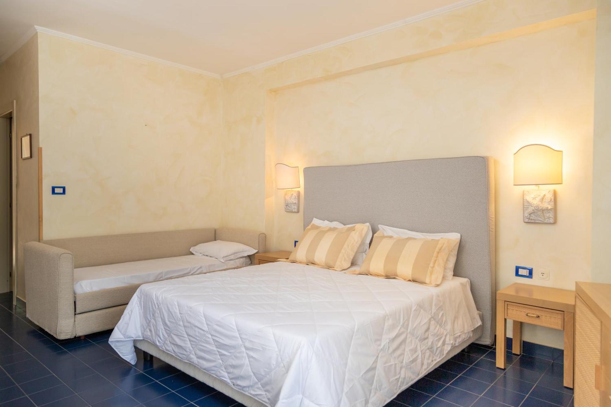 Hotel Baia Dei Faraglioni 4*